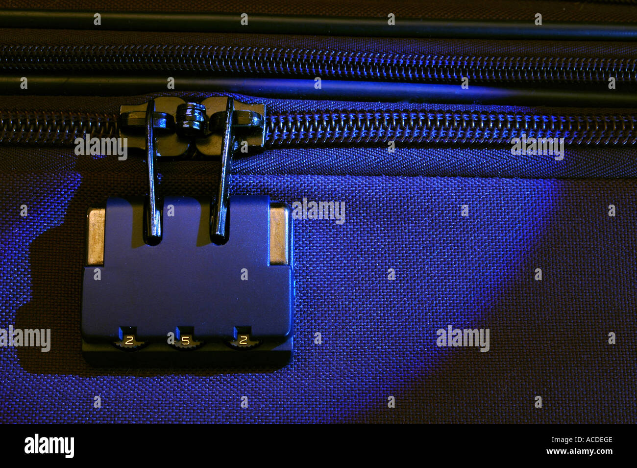 Seguridad equipaje maleta zipper bloqueada por seguridad Fotografía de stock - Alamy