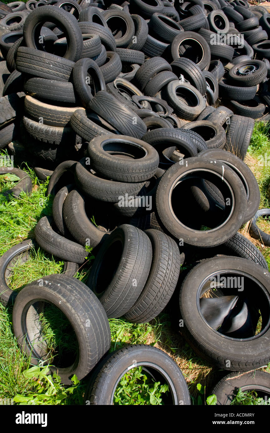 Tiran basura neumáticos de goma Fotografía de stock - Alamy
