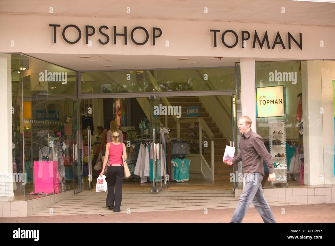Shopper entrando en una tienda Topshop topman en Carlisle centro ciudad  Fotografía de stock - Alamy