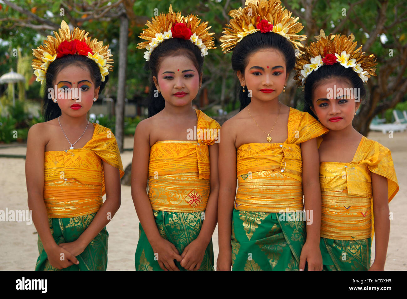Las niñas balinés en trajes tradicionales Fotografía de stock - Alamy