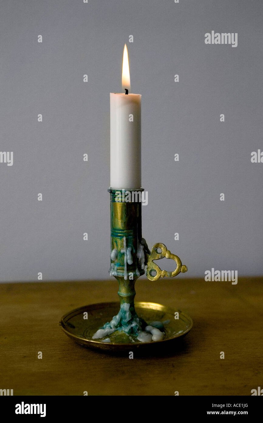 Una vela encendida en un candelero de cerca Fotografía de stock - Alamy