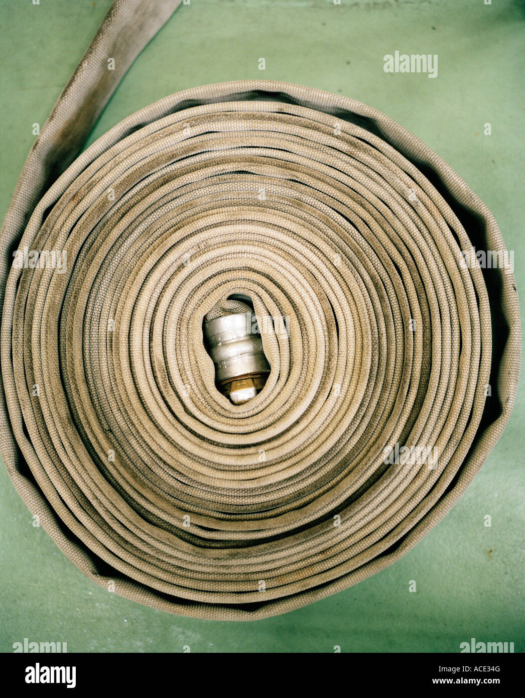 Un enrollado de manguera de extinción de incendios Fotografía de stock -  Alamy