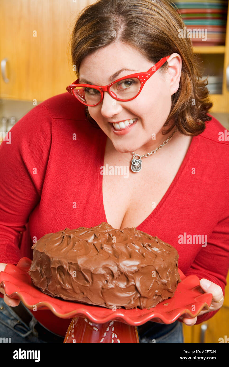 Mujer sosteniendo frosted cake Foto de stock