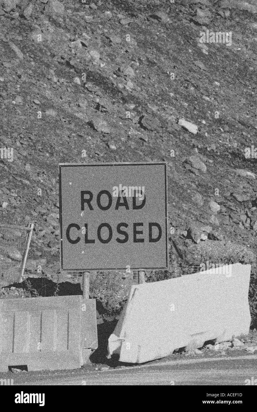 Gravel road warning sign Imágenes de stock en blanco y negro - Alamy