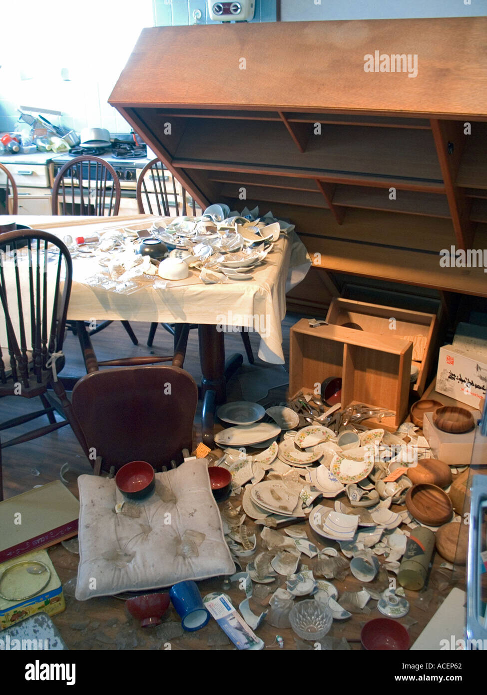 Daños a una cocina residencial desde el Gran Terremoto de Hanshin de 1995 en y alrededor de Kobe, Japón Foto de stock