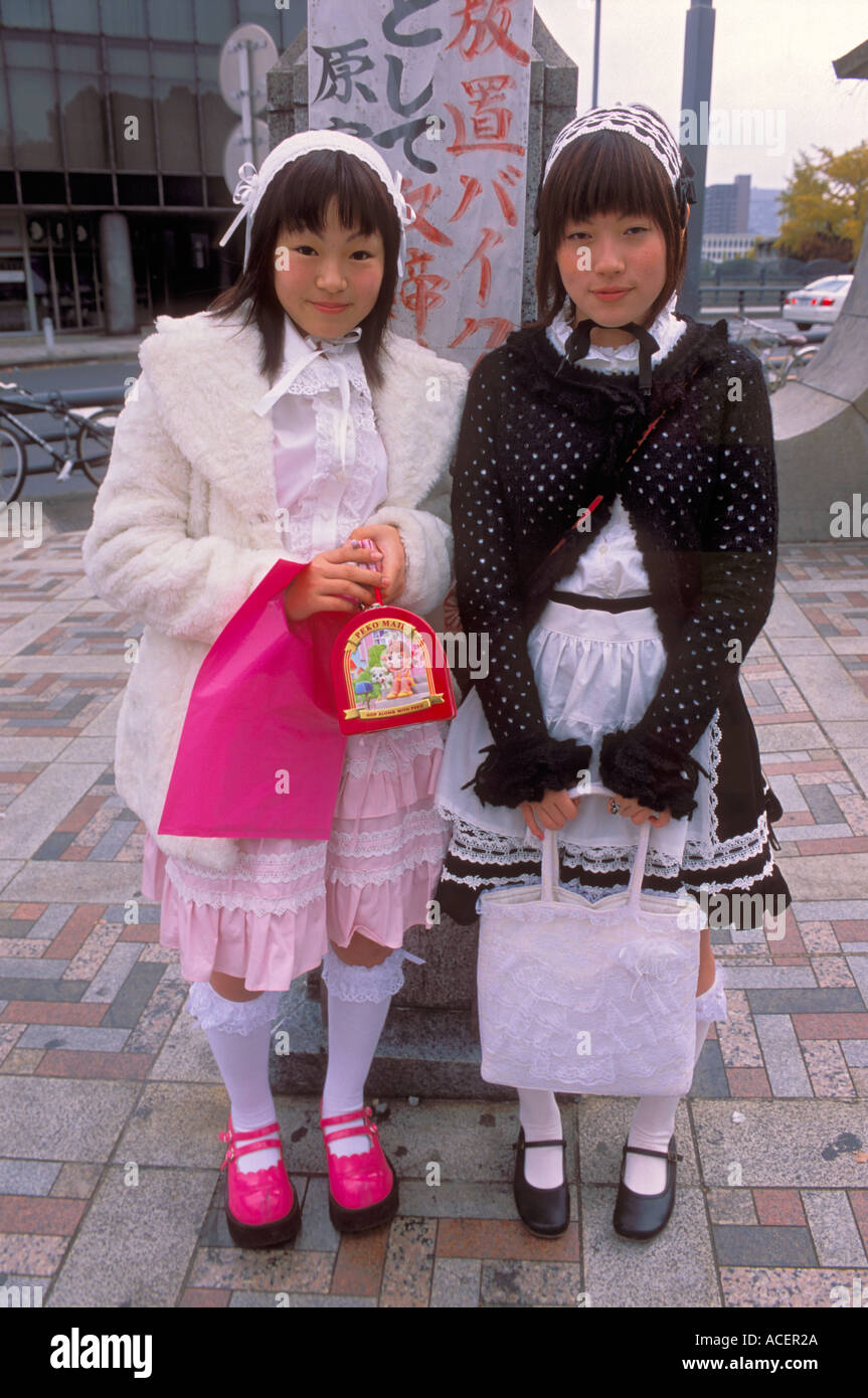 Dos muchachas vestidas en estilo Lolita moda para el evento Cosplay Domingo  en Harajuku Tokio Fotografía de stock - Alamy