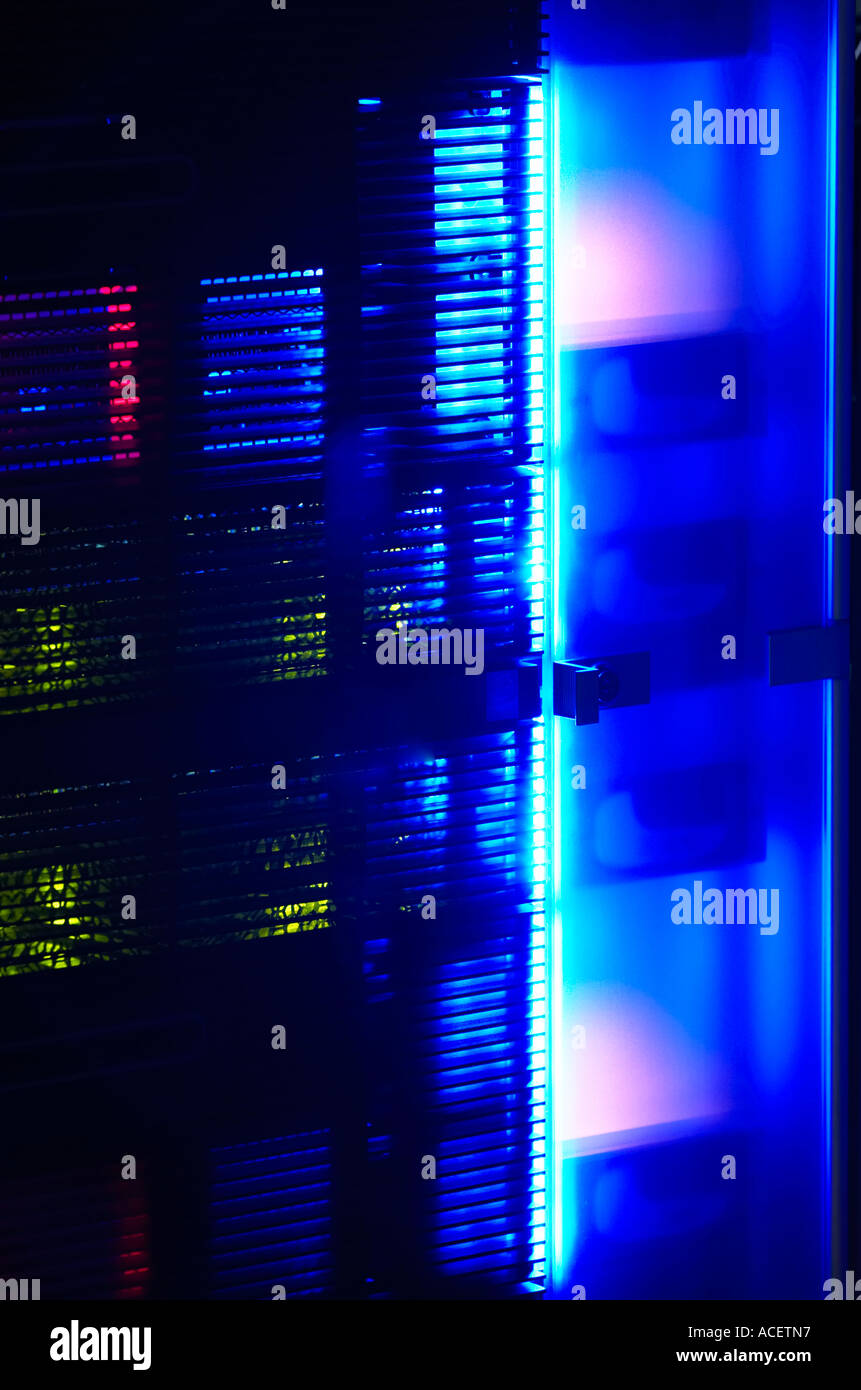 Resplandor de neón, desde un servidor de red de datos montadas en rack en la noche Foto de stock