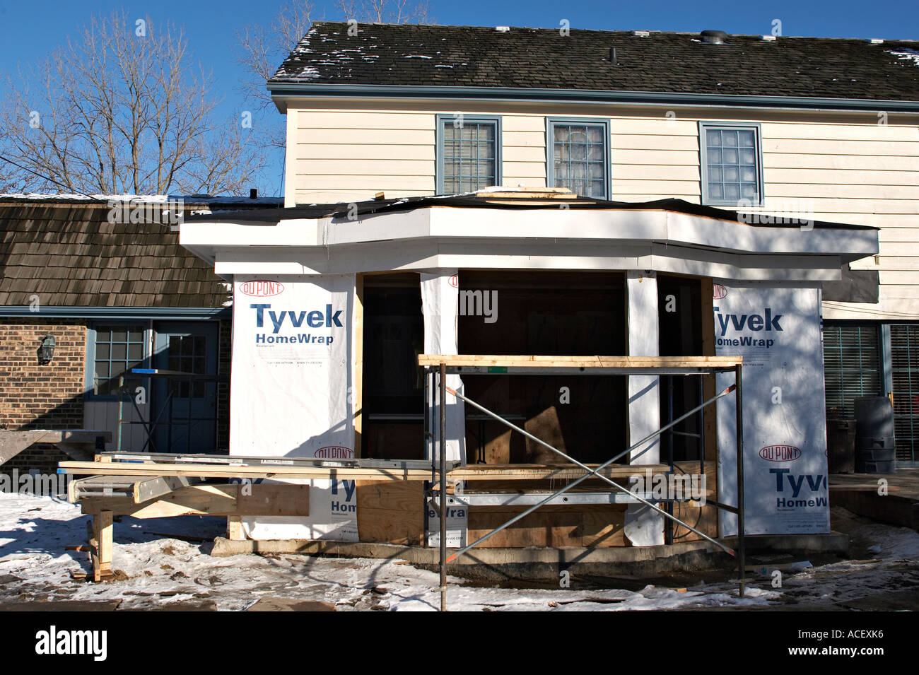 Además Riverwoods Illinois y remodelación de Tyvek envolver sin ventanas o  puertas casa colonial de dos pisos Fotografía de stock - Alamy