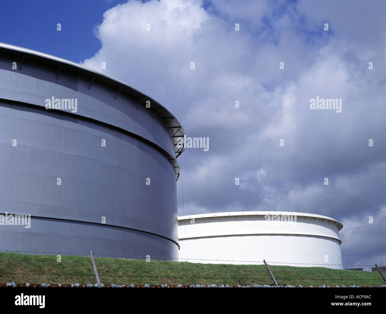 Grandes tanques de almacenamiento de aceite Foto de stock