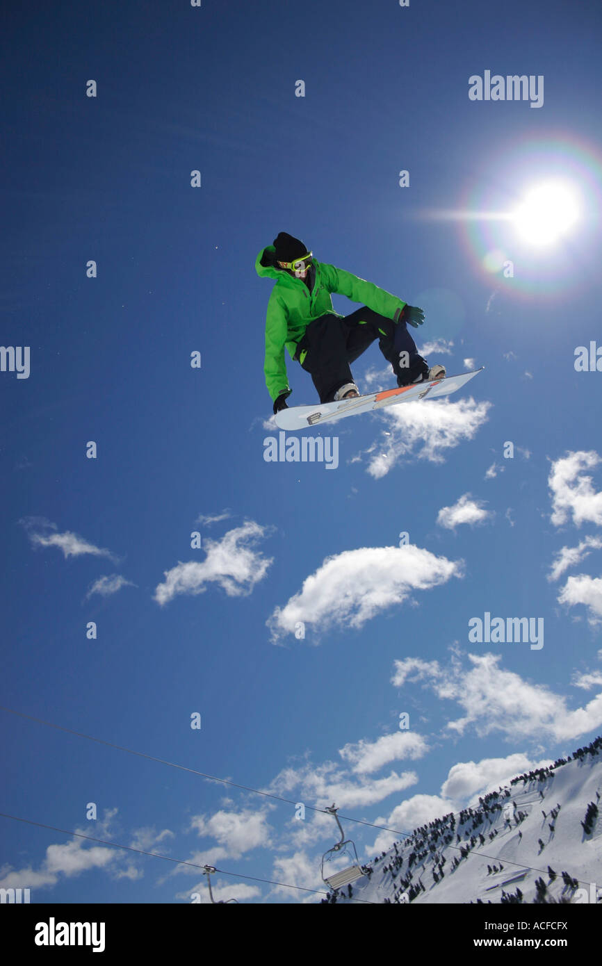 Un Snowboarder en el Burton park en Mayrhofen, Austria Foto de stock