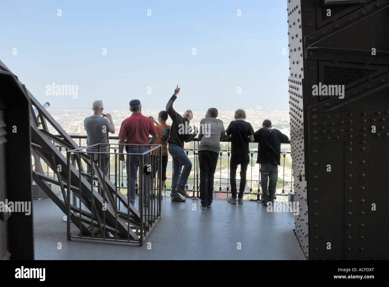 La gente en la segunda plataforma de la torre Eiffel en un día soleado de verano Foto de stock