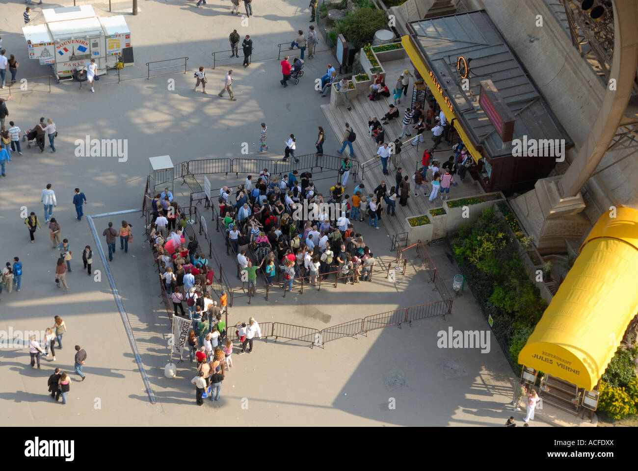 Gente esperando en la entrada de la Eiffeltower en Paris, Francia; vista panorámica desde la primera terraza. Foto de stock