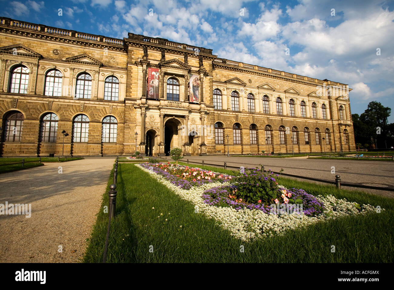 La entrada al palacio Zwinger ahora la Galería Semper Dresden Alemania Sajonia Foto de stock