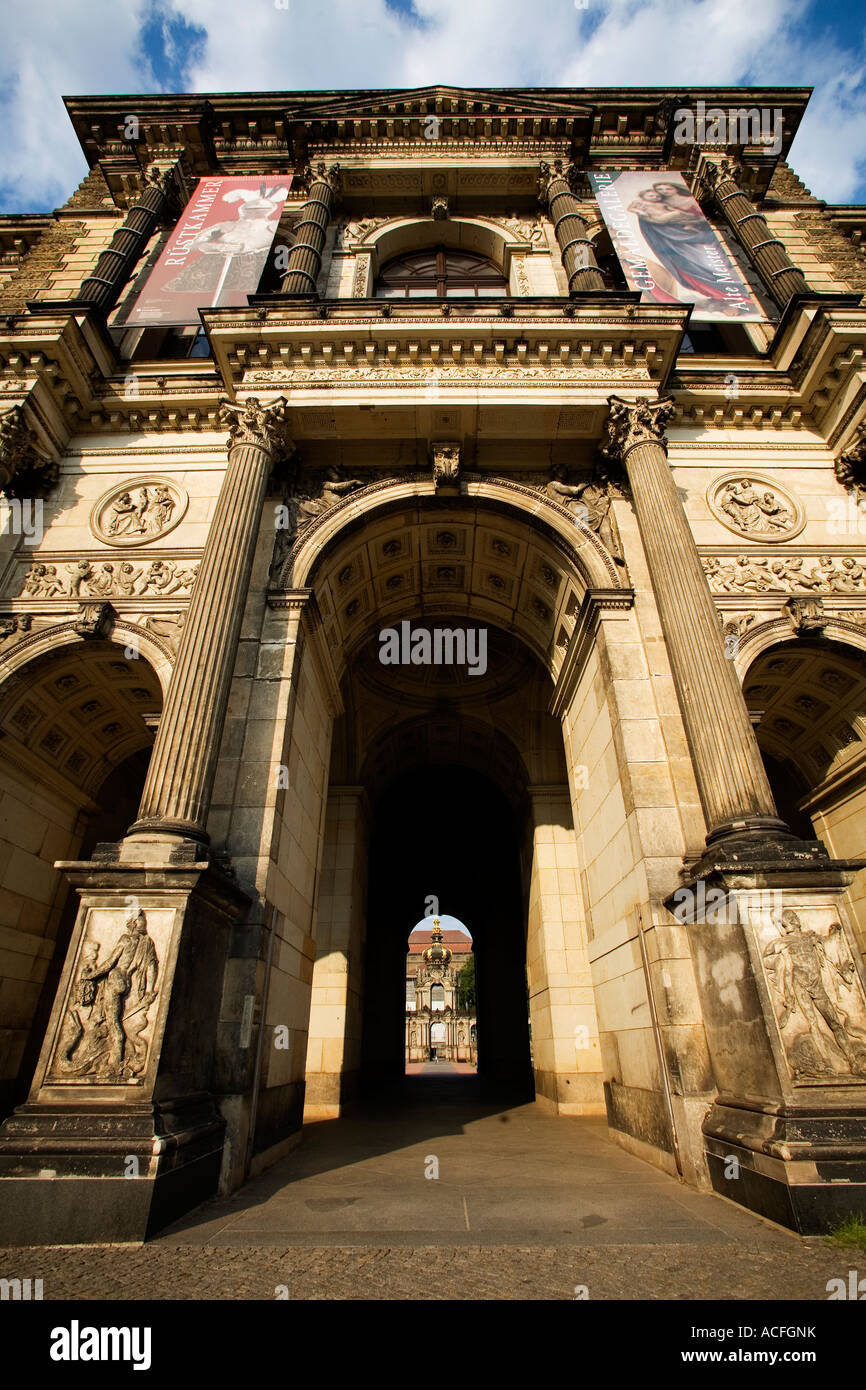 La entrada al palacio Zwinger Dresde Sajonia Alemania Foto de stock