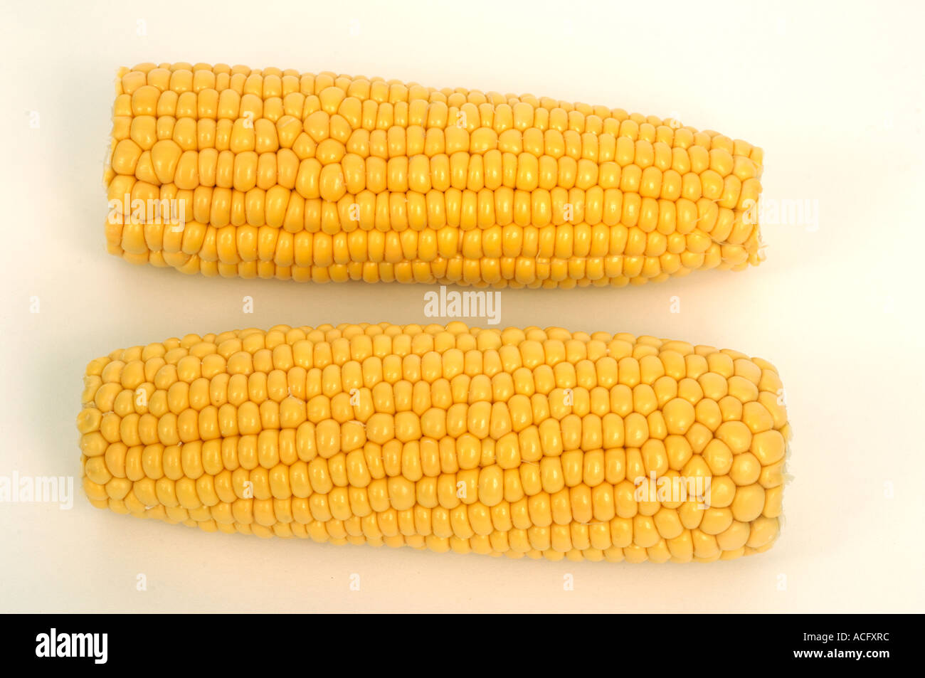 Productos vegetales supermercado compraron cortar mazorcas de maíz cortado Foto de stock
