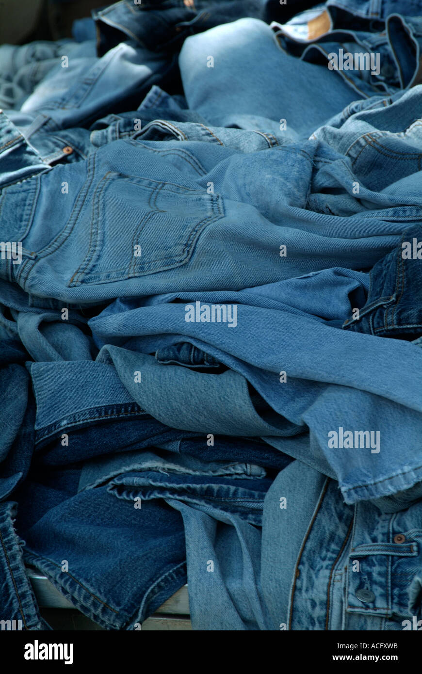 Denim, jeans, material, azul, de tela de algodón, teñido, pantalones,  trabajo, desgaste, moda Fotografía de stock - Alamy