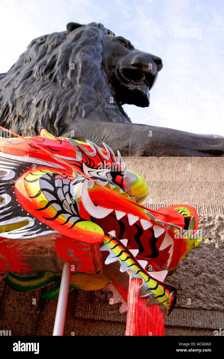 Títere de dragón y León Landseer estatua durante las celebraciones del Año Nuevo Chino. Trafalgar Square, Londres, Inglaterra Foto de stock