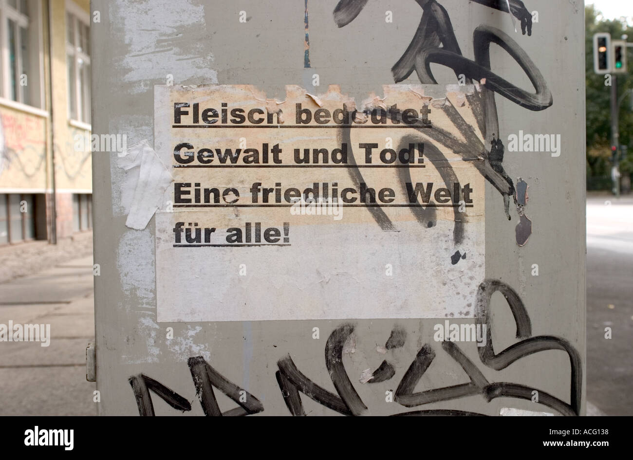 Pegatina para los derechos de los animales en el muro de Berlín en Alemania Foto de stock