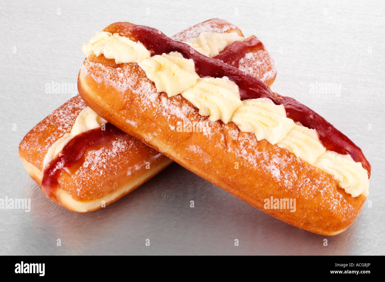 Dos nata fresca y mermelada donuts Fotografía de stock Alamy