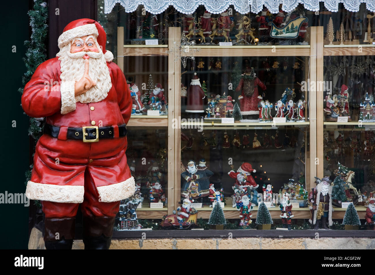Padre de Navidad figura fuera de la tienda de Navidad de Lechlade on Thames, Gloucestershire, Inglaterra Foto de stock