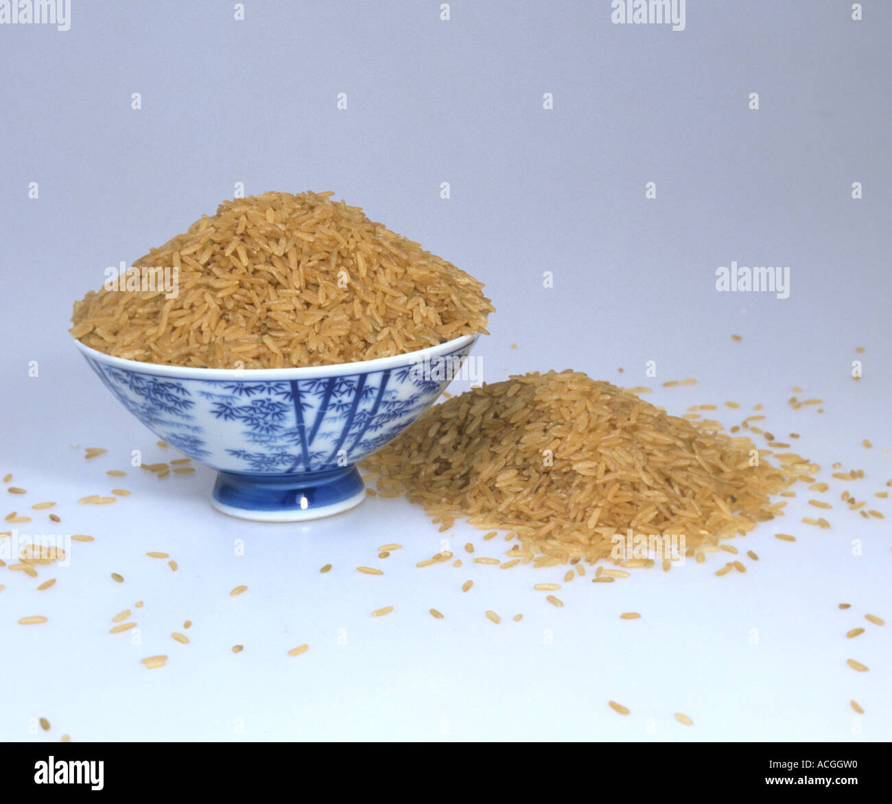 Un tazón de arroz granos una fuente de vitamina B1 Foto de stock