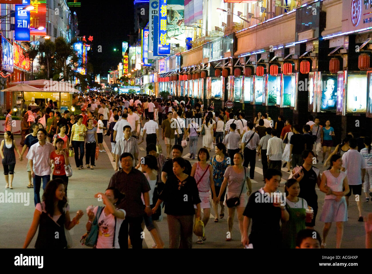 Los compradores chinos en una concurrida calle comercial peatonal de Xiamen, China Foto de stock