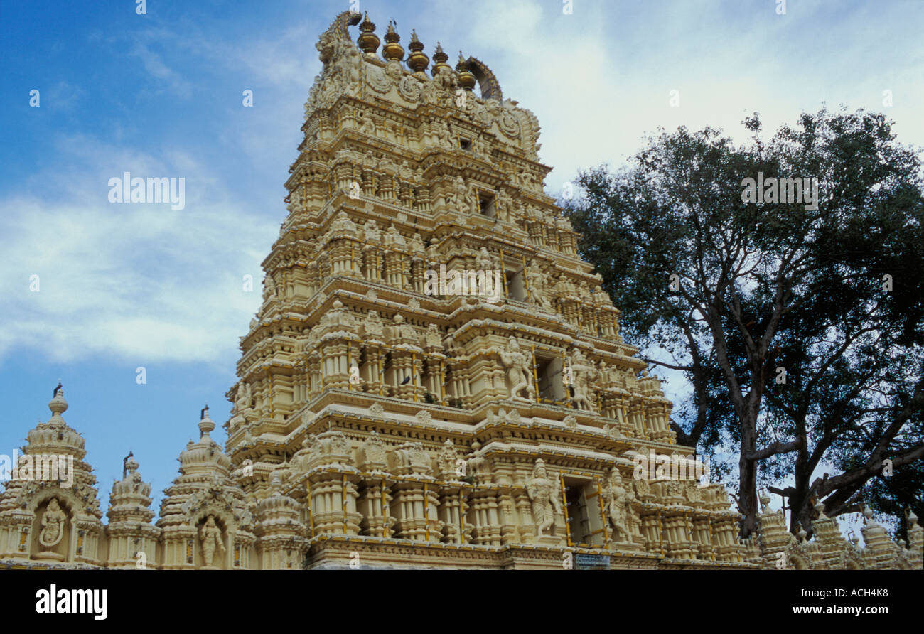 La India Karnataka palacio del maharajá de Mysore con el templo de Shiva Foto de stock