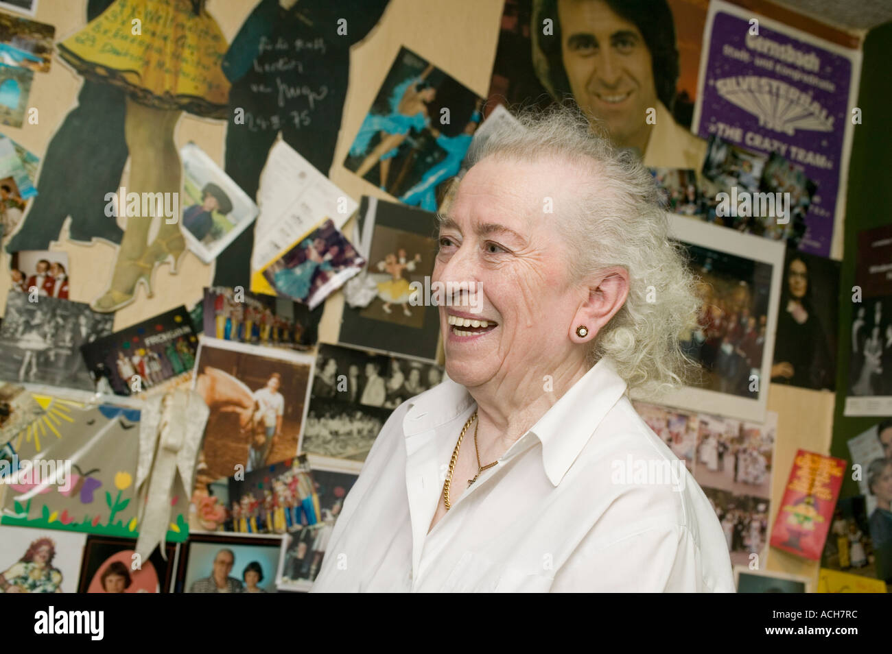 Retrato de mujer de más de 80 años de edad con las fotografías de la memoria Foto de stock