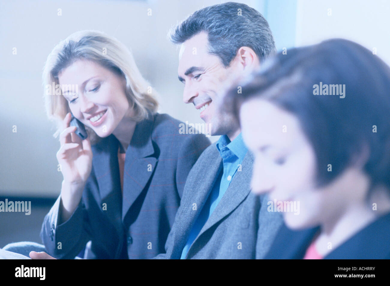 2 mujeres y un hombre sonriente perfil Fotografía de stock Alamy