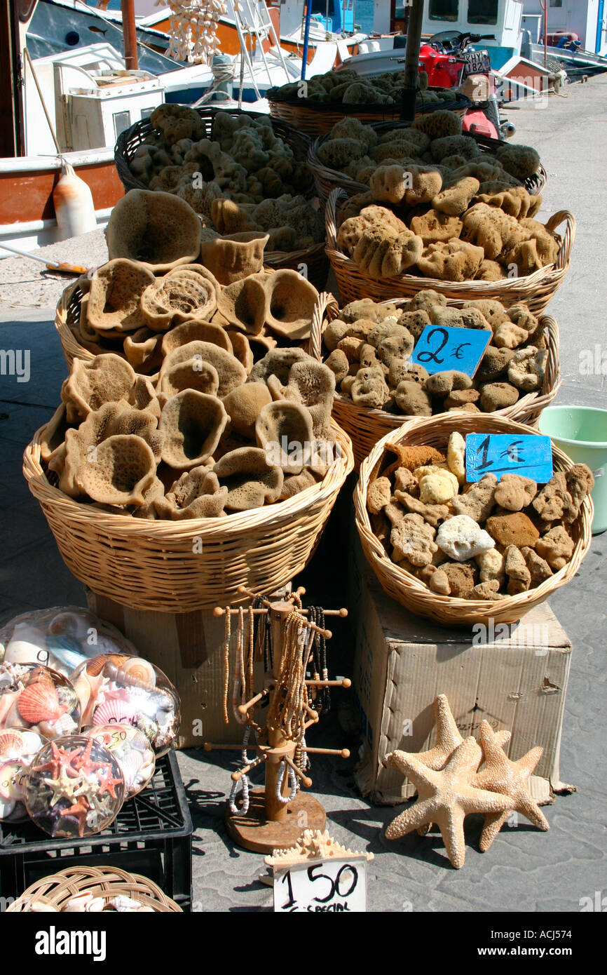 Esponjas para la venta en la zona de Quayside de Pothia ciudad griega en la  isla de Kalymnos Buzos de esponjas en el Mar Egeo Fotografía de stock -  Alamy