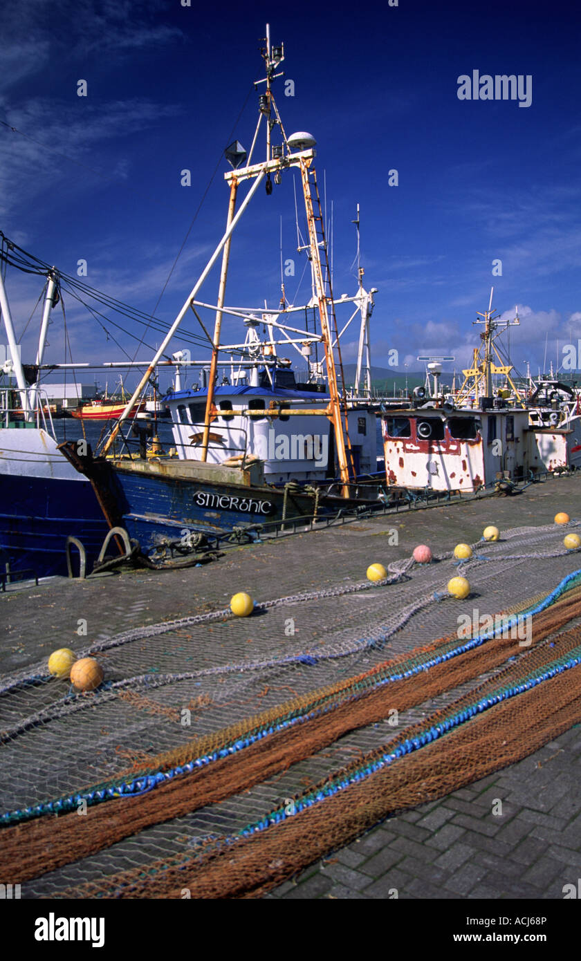 Redes de pesca establecidas para secar en Dingle Harbour. El condado de Kerry, Irlanda. Foto de stock