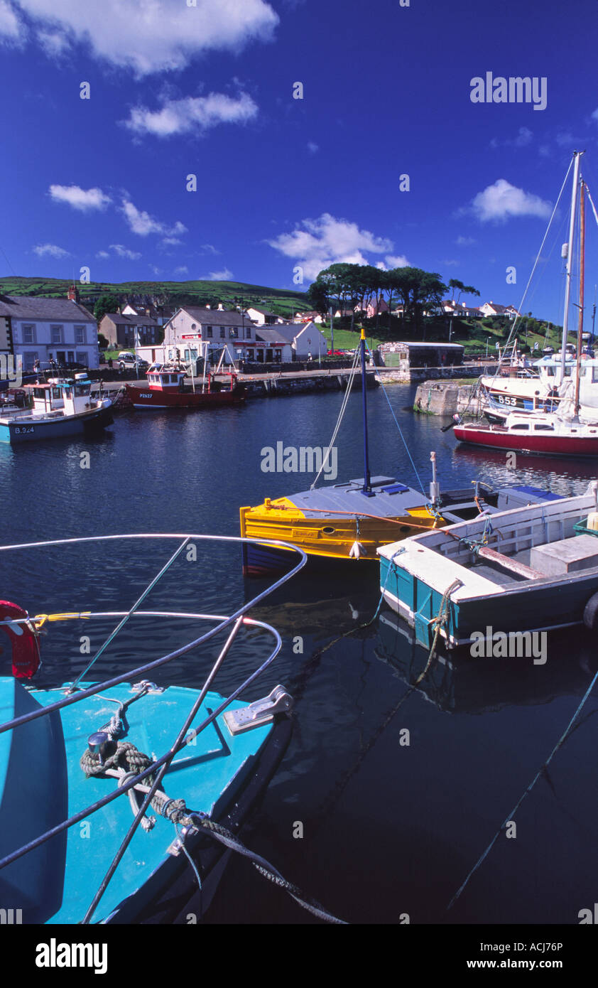 Los barcos de pesca en verano Carnlough Harbour, cañadas de Antrim, Condado de Antrim, Irlanda del Norte, Reino Unido. Foto de stock