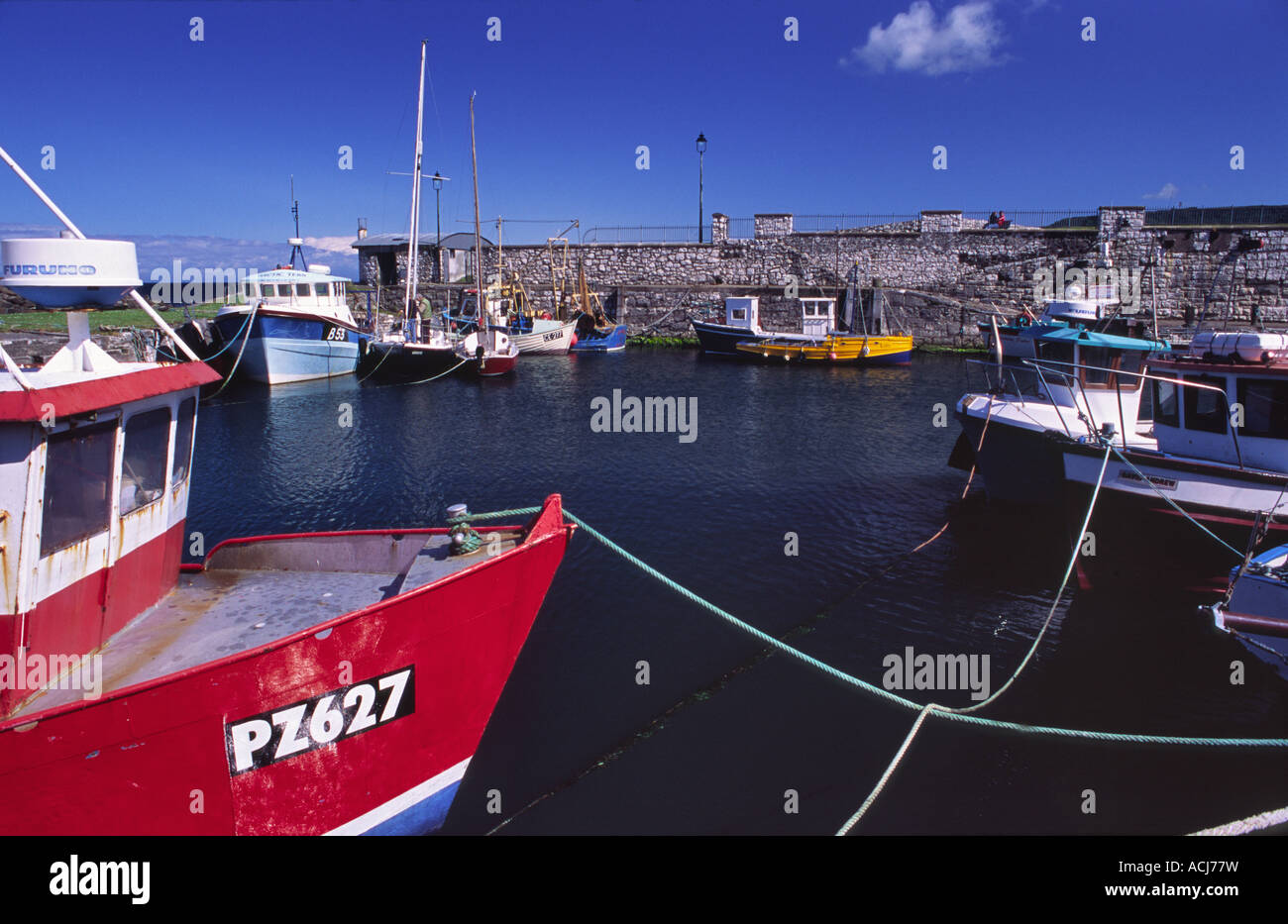 Los barcos de pesca en verano Carnlough Harbour, cañadas de Antrim, Condado de Antrim, Irlanda del Norte, Reino Unido. Foto de stock