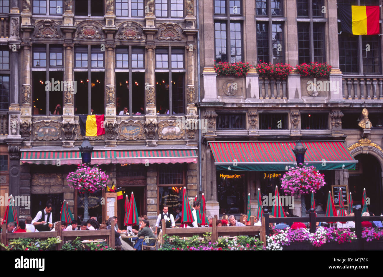 Los comensales en los viejos cafés de la Grand Place, Bruselas, Bélgica. Foto de stock
