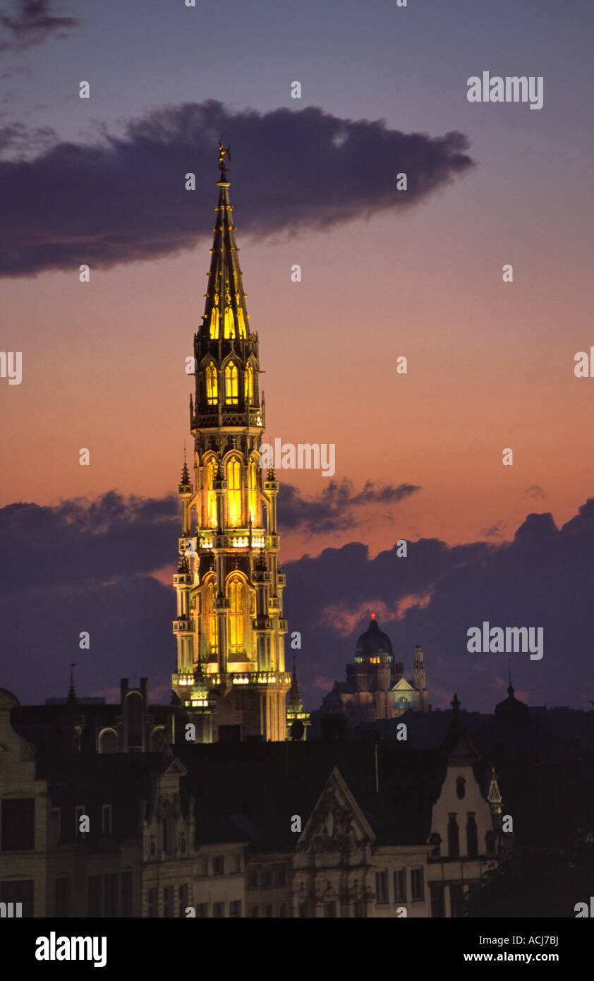 La ornamentada torre de Bruselas Ayuntamiento domina el horizonte de la ciudad al anochecer. Bruselas, Bélgica. Foto de stock
