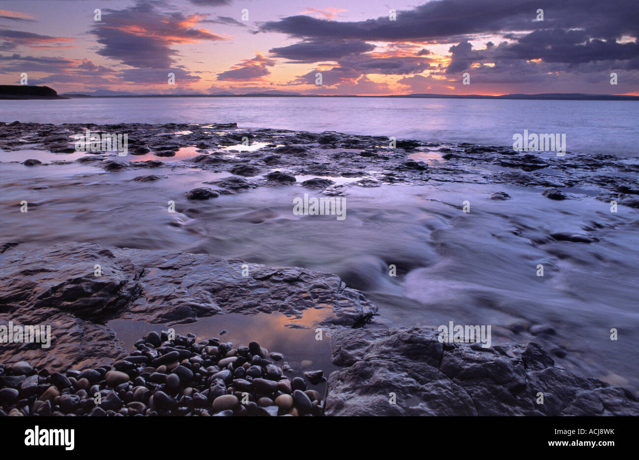 Puesta de sol en la orilla de la Bahía de Killala, Co Sligo, Irlanda. Foto de stock