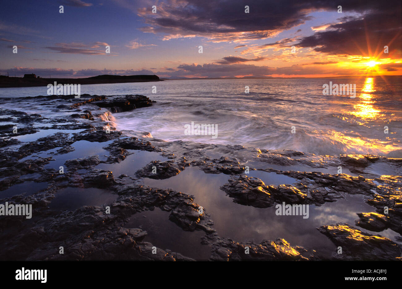 Puesta de sol en la orilla de la Bahía de Killala, Co Sligo, Irlanda. Foto de stock