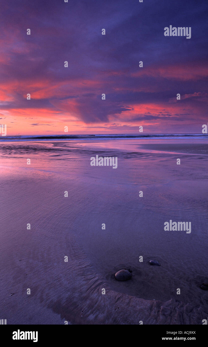 Atardecer atardecer reflexiones sobre una playa de arena, en el condado de Donegal, Irlanda. Foto de stock