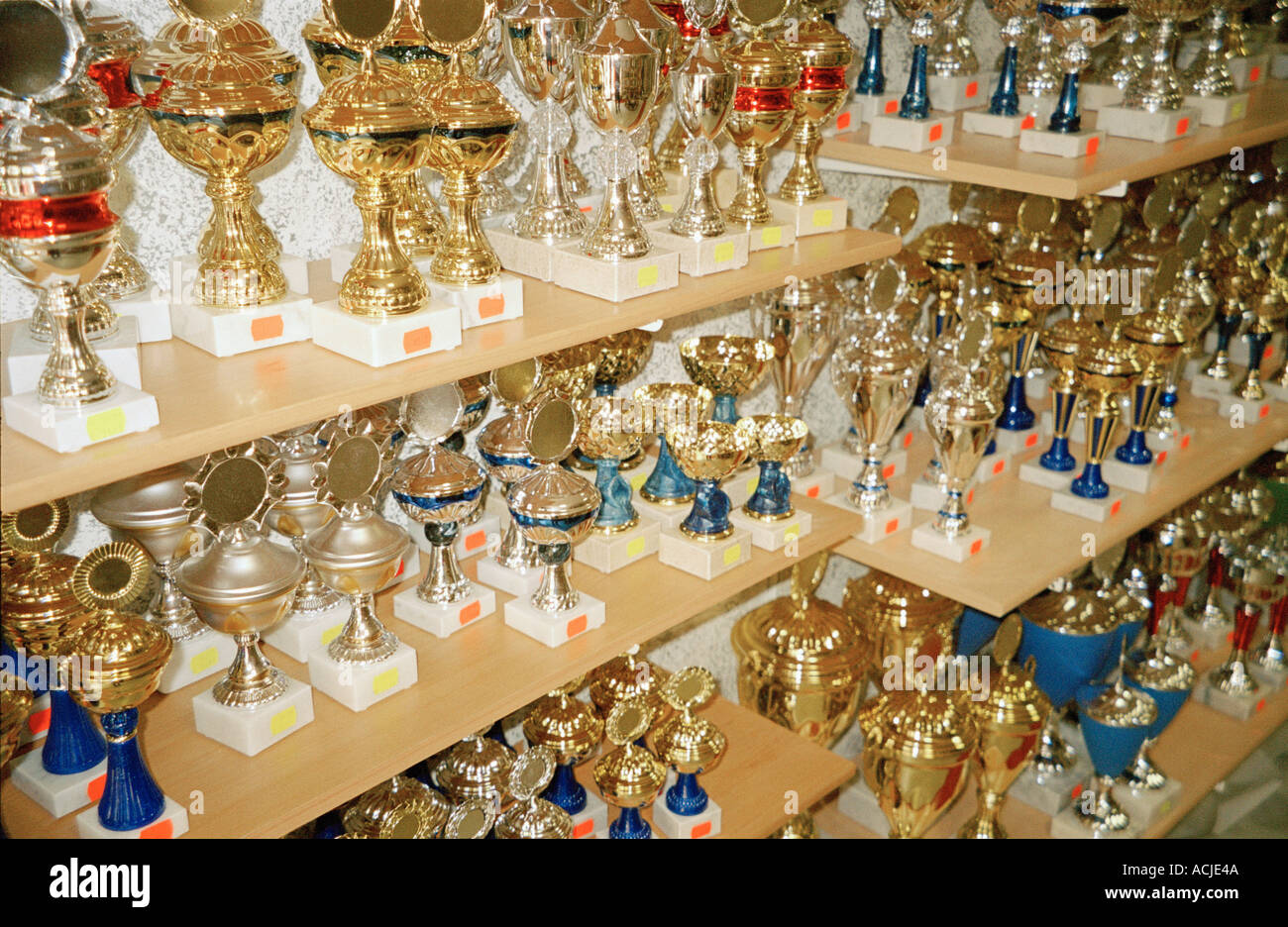 Formular Tranquilidad de espíritu Barra oblicua Una tienda de trofeos Fotografía de stock - Alamy