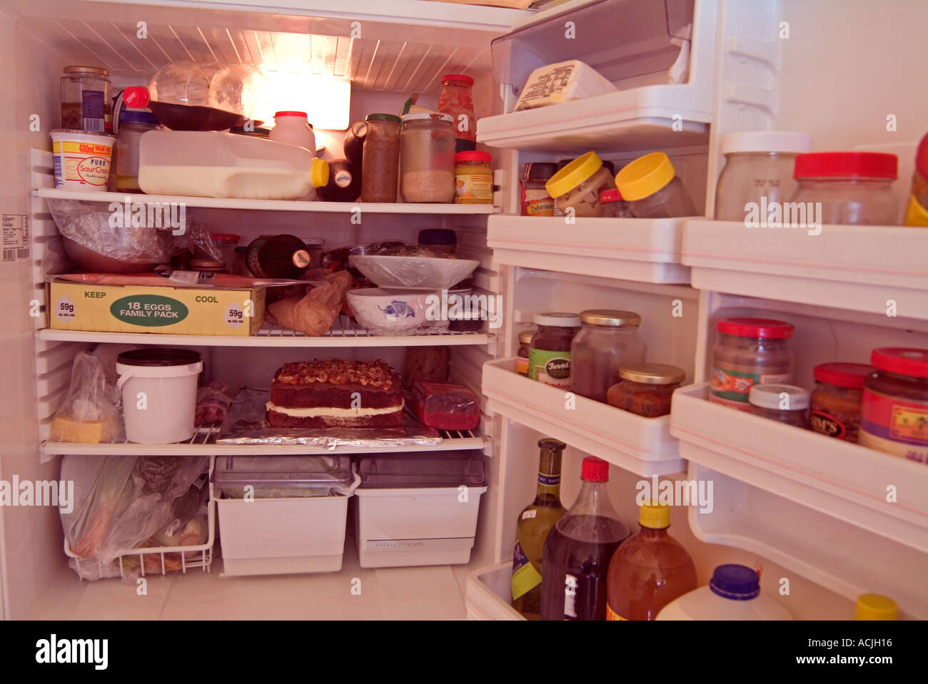Saturado refrigerador desordenados. Foto de stock