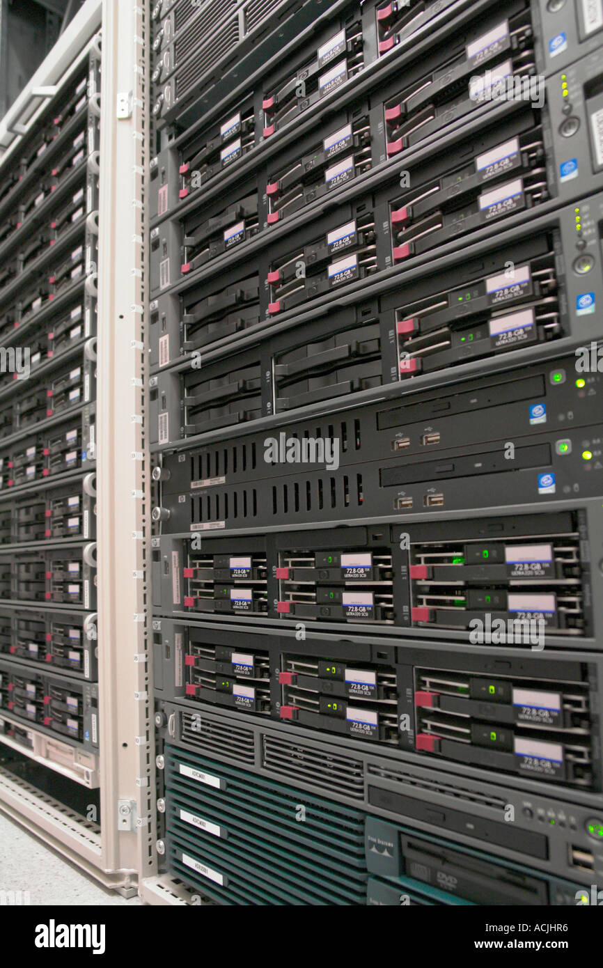 Los servidores montados en rack HP Proliant y consola de administración  Fotografía de stock - Alamy