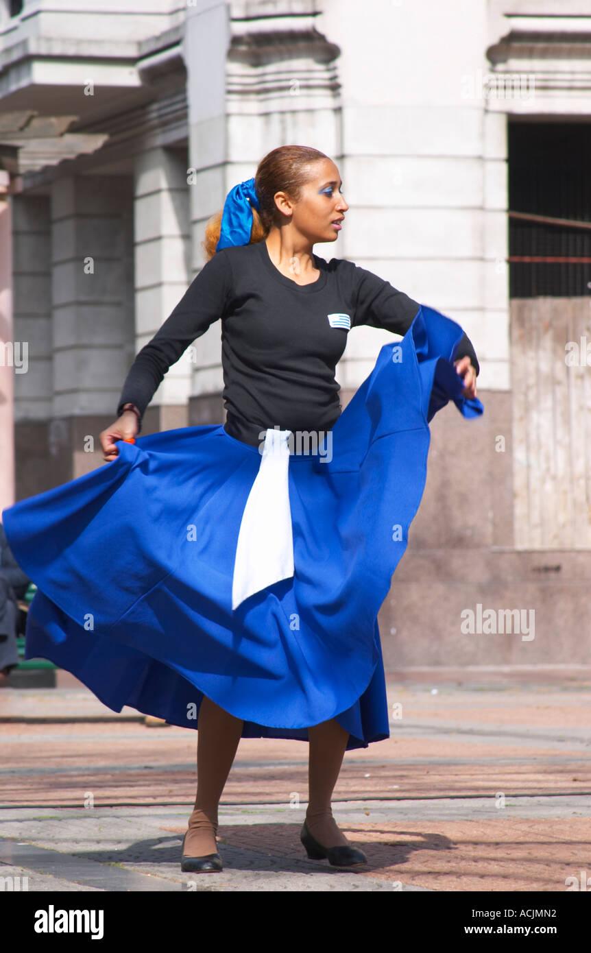 Plaza Plaza Cagancha, una pareja de hombre y mujer que baila flamenco y  tango en una plaza de la ciudad, vestida con falda azul top negro,  pantalones blancos, camisa azul y negro