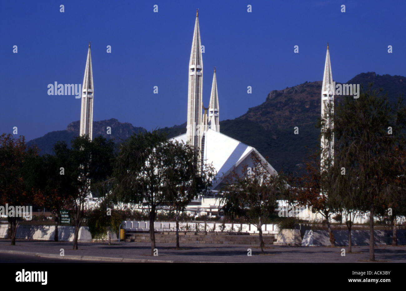 Mezquita Shah Faisal Islamabad Pakistán con vistas a las colinas de Margala Foto de stock