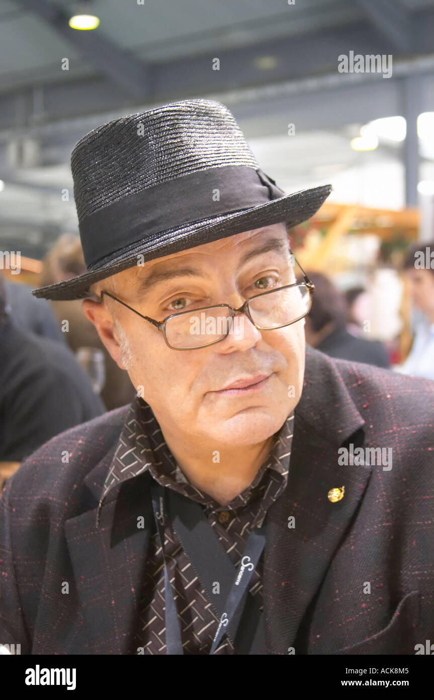 Michel Smith, autor francés y vino, escritor, Francia, vistiendo un sombrero  negro y negro gafas de lectura Fotografía de stock - Alamy
