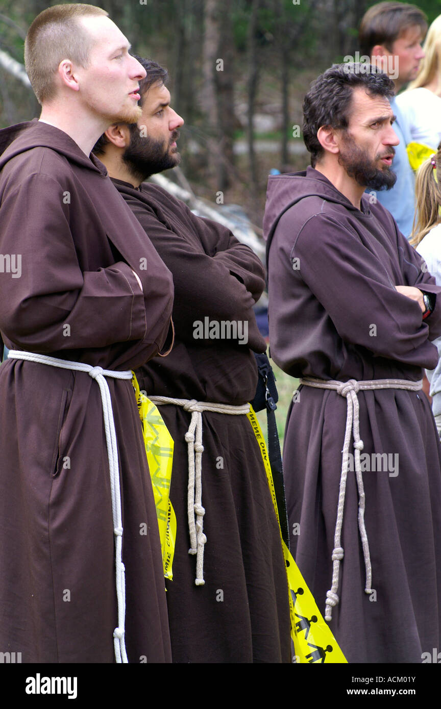 Monje franciscano en traje tradicional de pie afuera Fotograf a de