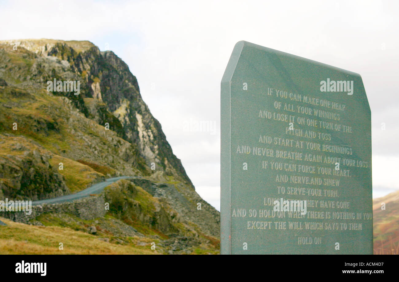 Plinto con poema de Rudyard Kipling poema si en Honister Pass con mina de  pizarra hills Lake District Fotografía de stock - Alamy