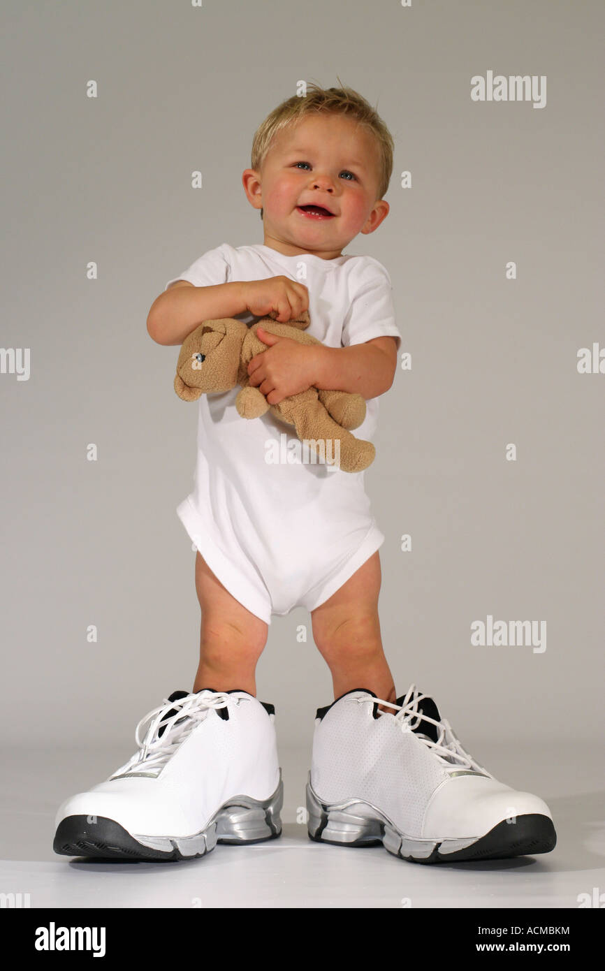 Charlie vistiendo tamaño zapatos Adidas Training 19' Fotografía de stock -  Alamy
