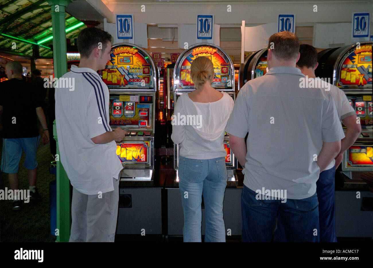 Los jóvenes jugando en juegos arcade Foto de stock