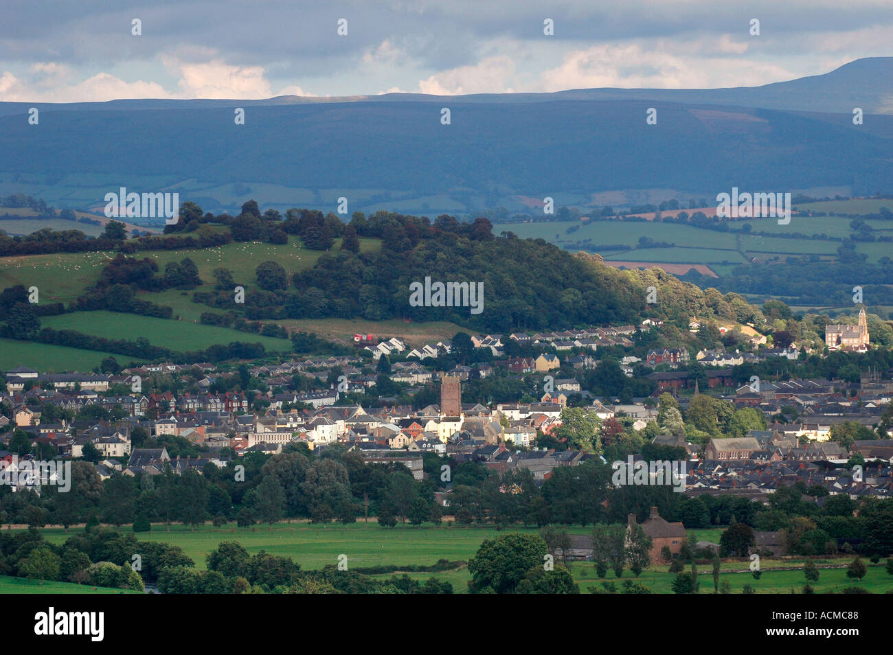 Vista sobre el valle y el Usk superior ciudad mercado de Brecon Powys UK Foto de stock