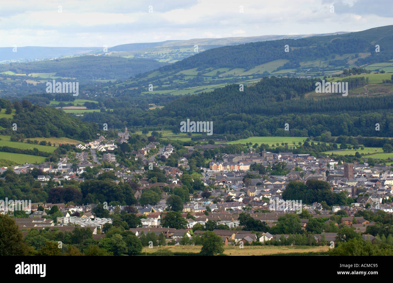 Vista sobre el valle y el Usk superior ciudad mercado de Brecon Powys UK Foto de stock